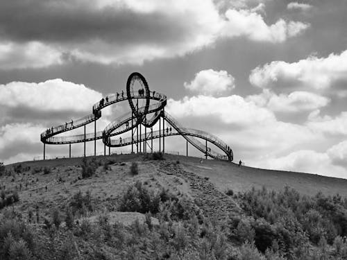 Roller Coaster Hitam Dalam Fotografi Skala Abu Abu