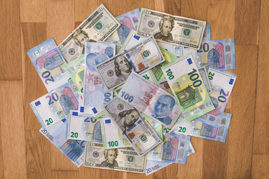 Darmowe zdjęcie z galerii z dolary amerykańskie, drewniana powierzchnia, euro