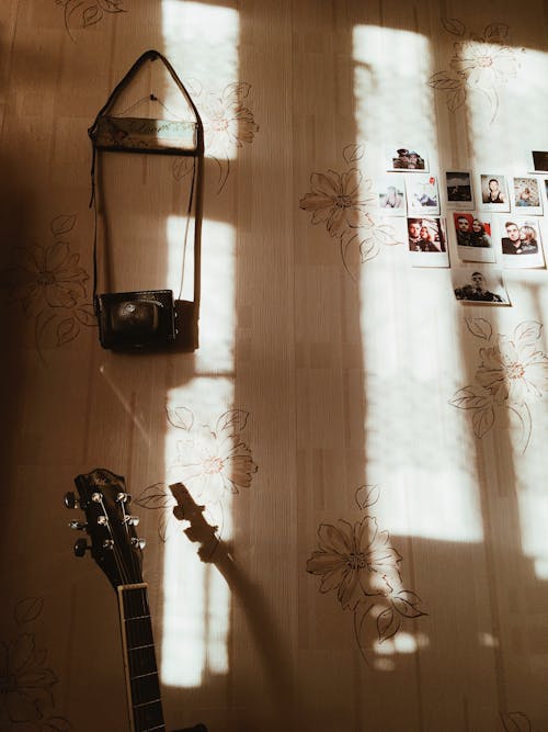 Ilmainen kuvapankkikuva tunnisteilla huone, kamera, kitara