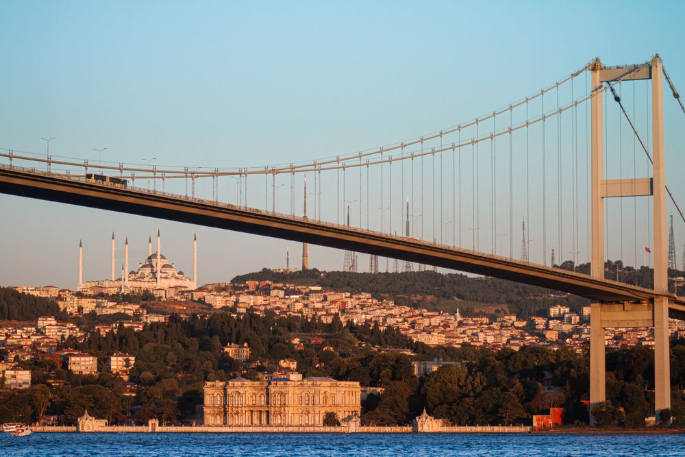 Puente del Bósforo con el perfil de Estambul al atardecer