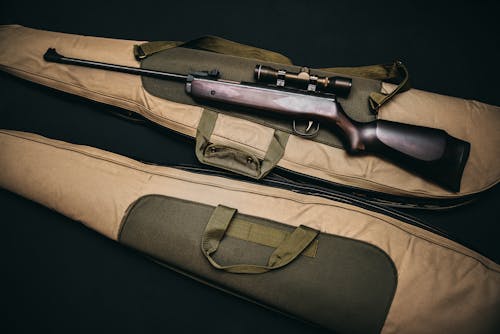免費 黑色步槍與範圍和棕色演出袋 圖庫相片