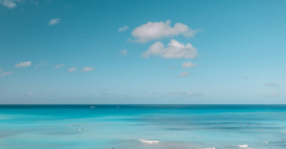 Viajero con eSIM viendo los aviones sobre Maho Beach en San Martín