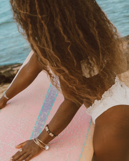 Free 
A Woman in a White Bikini Holding Her Surfboard Stock Photo