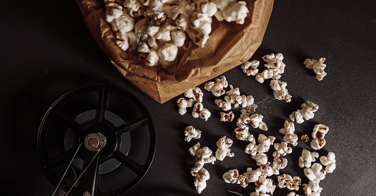 Popcorn i pilot przed telewizorem