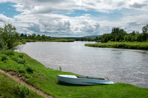 Бесплатное стоковое фото с белые облака, берег реки, вода