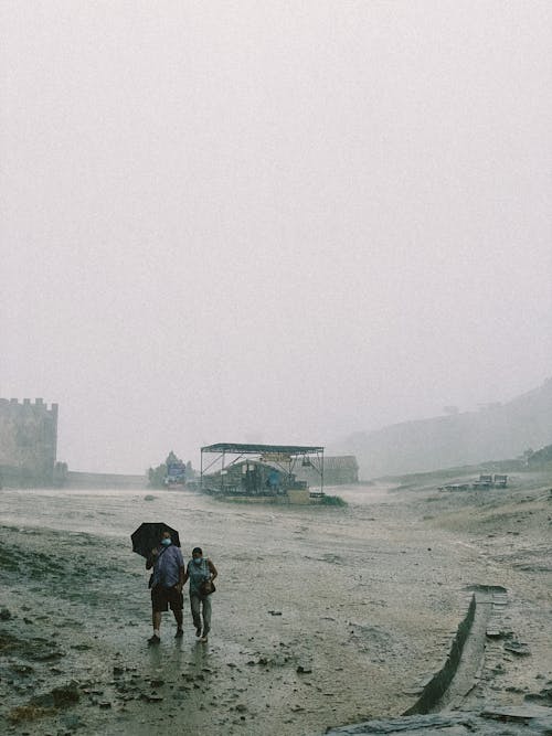 Gratis lagerfoto af kraftig regn, kvinde, lodret skud