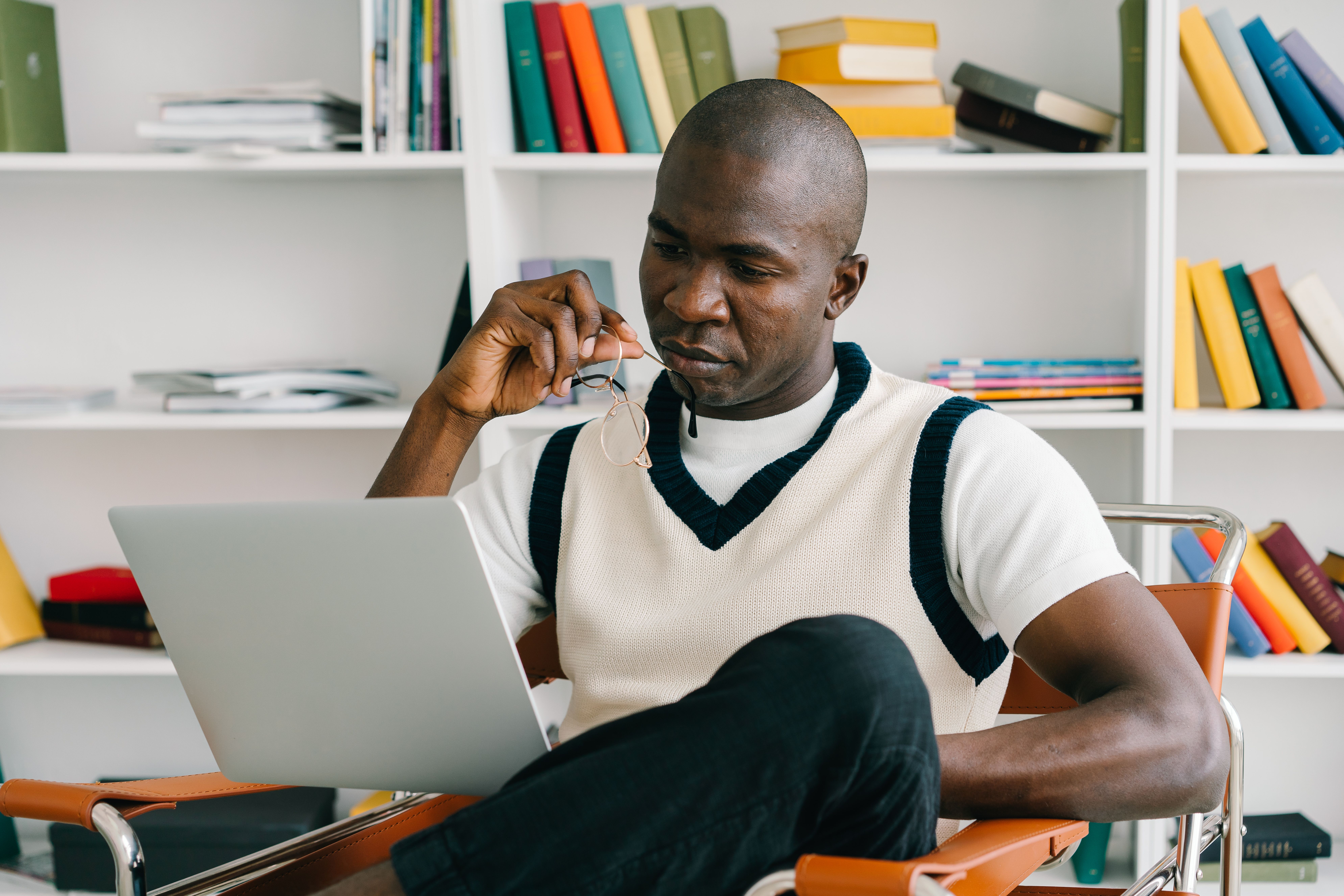 MOOCs and Their Contribution to Lifelong Learning - Observatory — Photo by Mikhail Nilov on Pexels