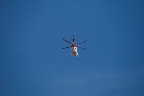 Бесплатное стоковое фото с вертолет, голубое небо, летающий