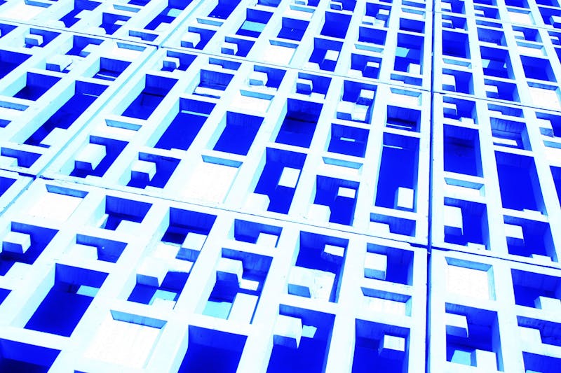 pasangan suami istri minum teh bareng tertawa