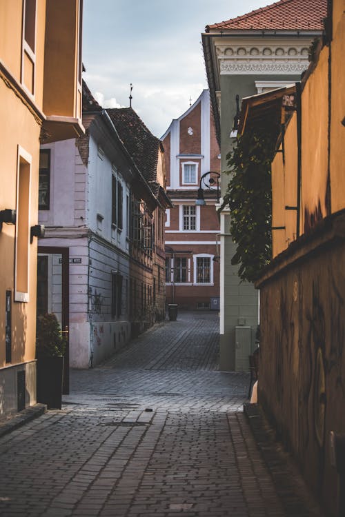 Fotobanka s bezplatnými fotkami na tému chodníky, domy, prázdna ulica