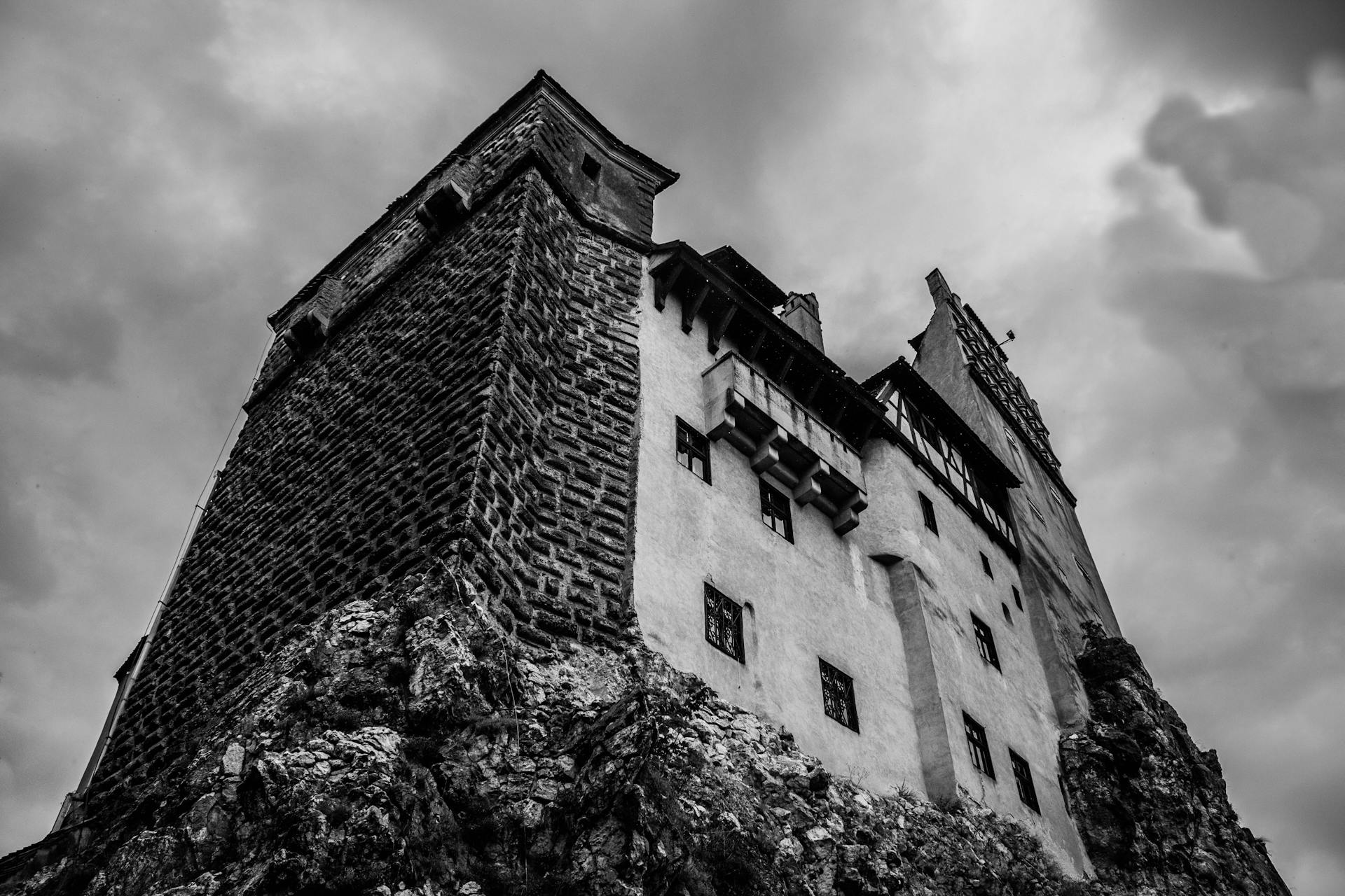 Vue basse du célèbre château de Bran, en Roumanie