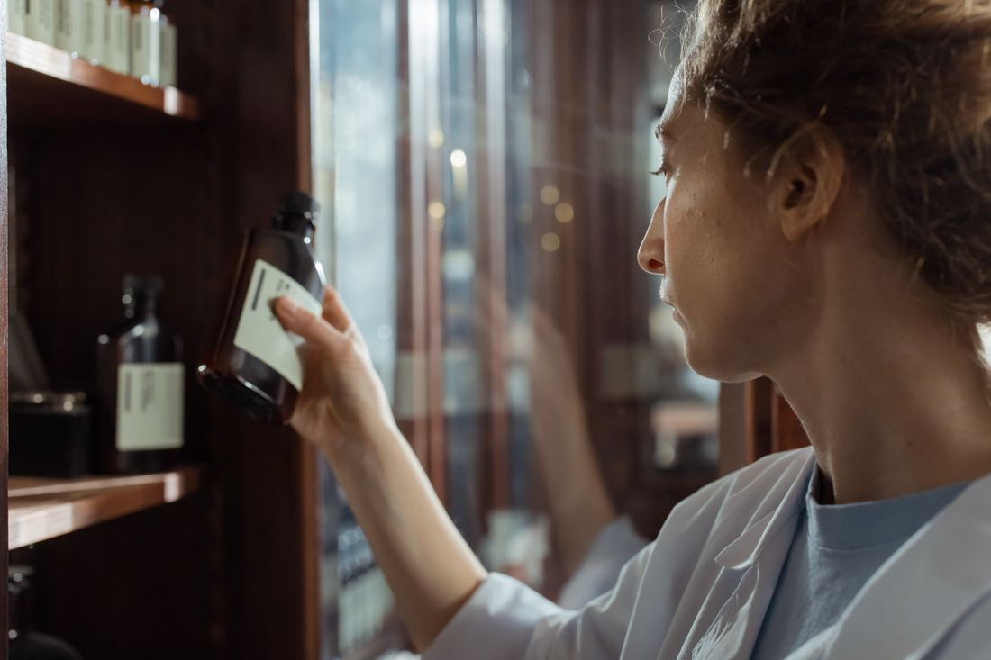 Apteka – farmaceuta przy półce