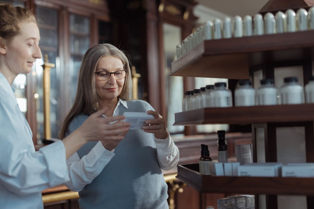 Pilar Acosta, farmacéutica titular, revisando un preparado en el mostrador de la botica