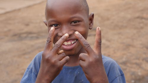 Kostnadsfri bild av afroamerikan, Freds märke, leende