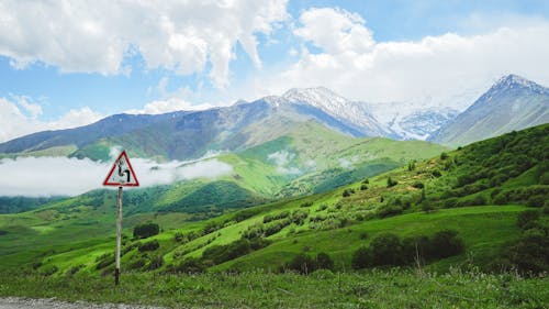 Безкоштовне стокове фото на тему «безкоштовні шпалери, гори, дорожній знак»