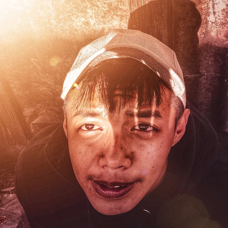 복통으로 고통받는 여성 이미지