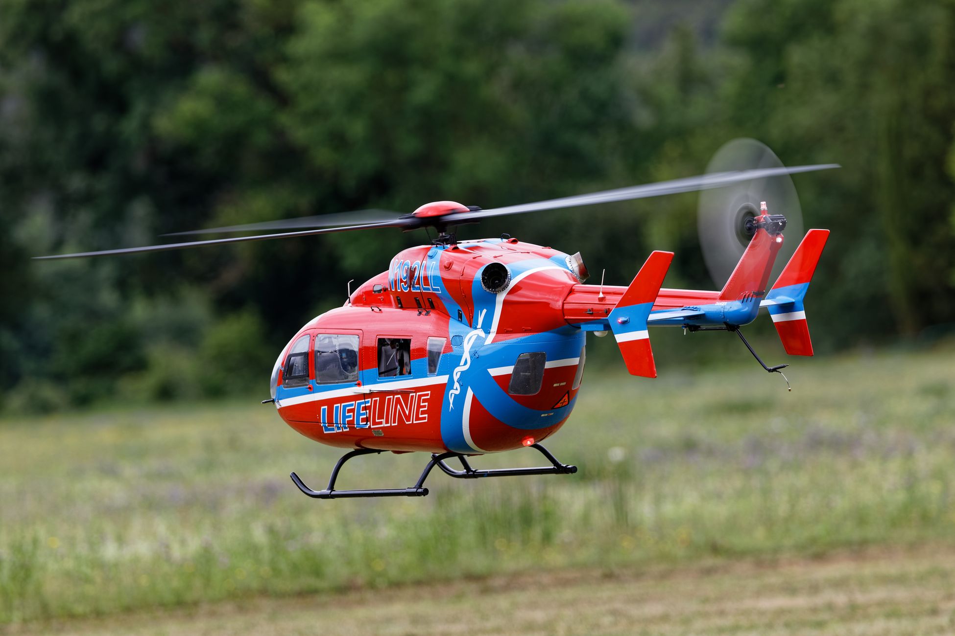 Auto belandt in greppel bij Haelen, traumahelikopter ingezet
