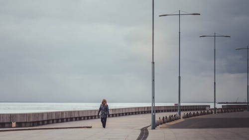 Foto profissional grátis de andando, calçada, casaco