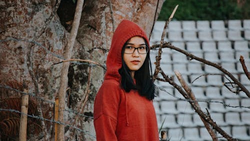 бесплатная Женщина в красном пуловере с капюшоном Стоковое фото