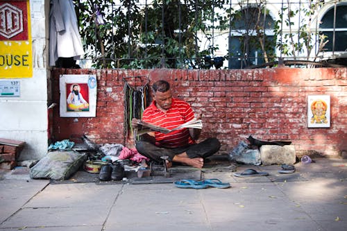 Kostnadsfri bild av äldre, indisk sitta, läser tidningen