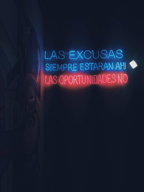 Vibrant neon sign in Spanish offering encouragement with dimly lit artistic backdrop.