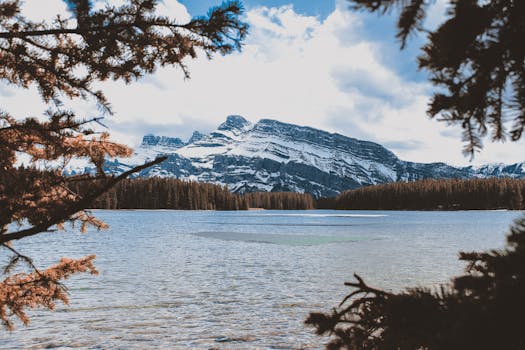阿尔伯塔省班夫的清澈湖泊被雪山和绿树环绕，景色令人惊叹