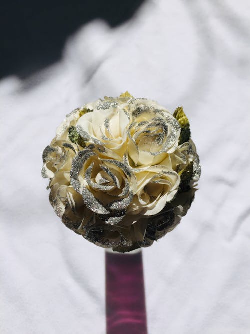 Безкоштовне стокове фото на тему «білі троянди, блиск, вертикальні постріл» стокове фото