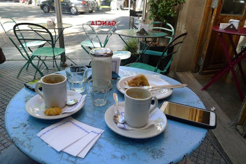 Foto profissional grátis de café, café da tarde, eu telefono com café