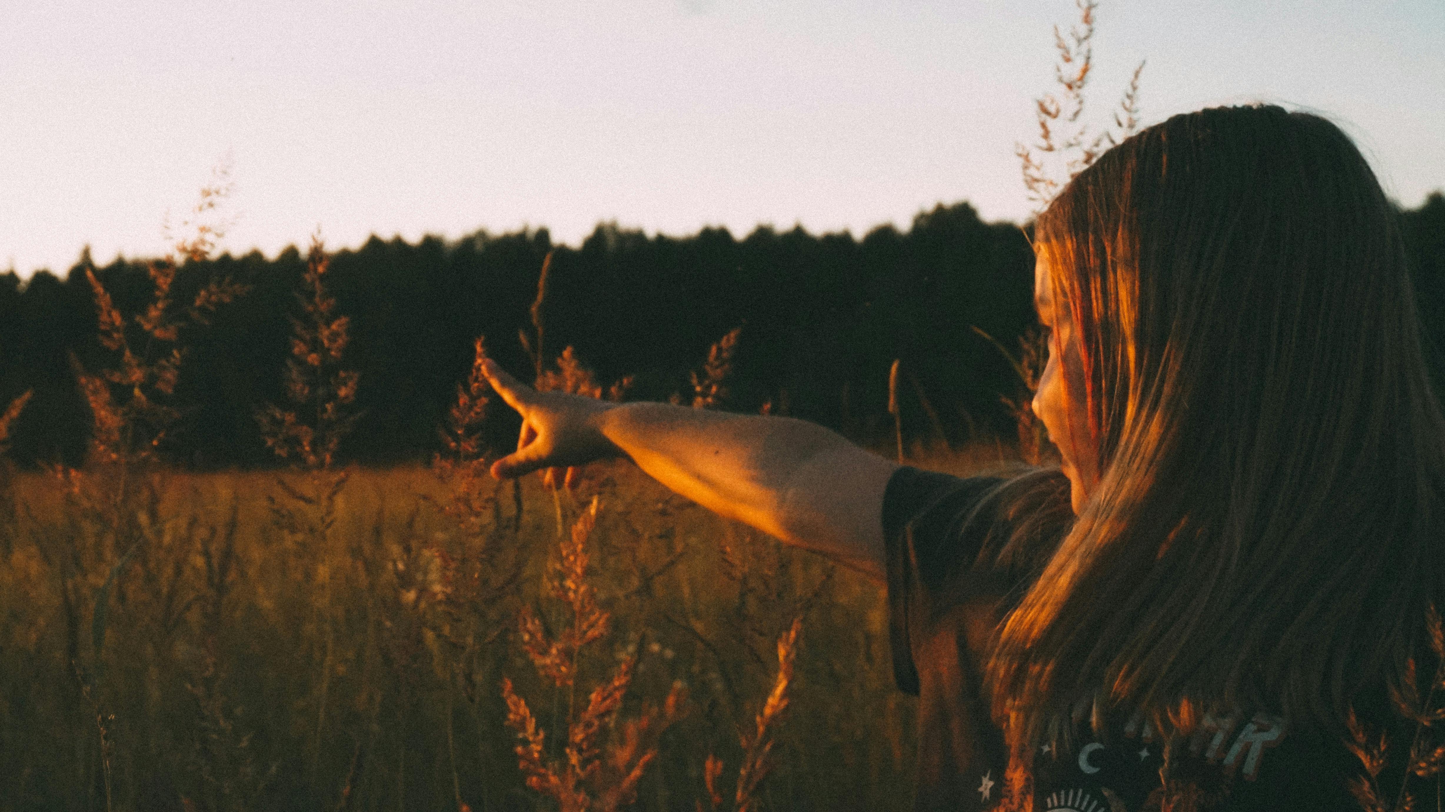 Gün batımına karşı kollarını açmış, özgürlüğün ve anın tadını çıkaran bir kişi; hayatın kısalığını, nefes almanın değerini ve harekete geçme arzusunu simgeliyor.