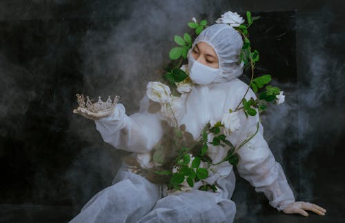 Kostenloses Stock Foto zu frau, gesichtsmaske, grüne blätter