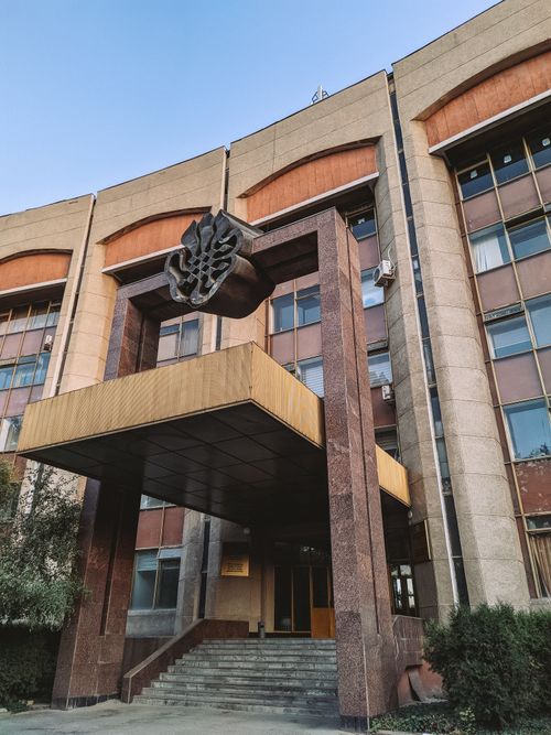 Free Low-angle shot of a modern building facade with unique design elements, showcasing architectural style. Stock Photo