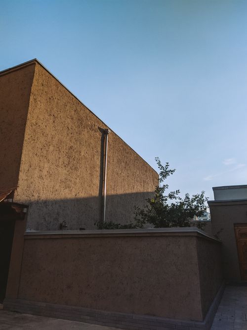Free Modern urban building facade with clear sky in the background, capturing an interesting play of light and shadow. Stock Photo