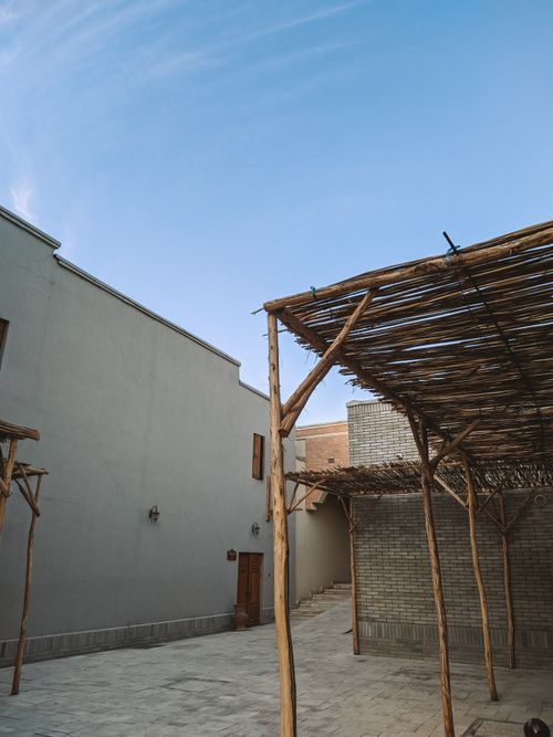 Free Explore minimalist architecture with a rustic wooden canopy under clear skies. Stock Photo