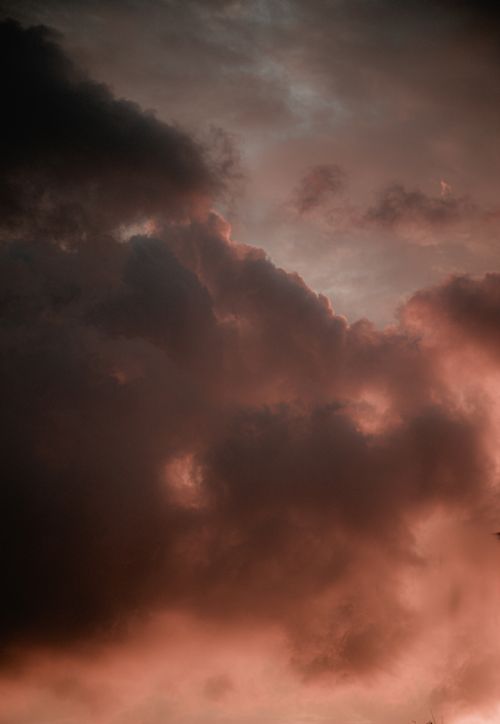 Free Captivating clouds during a stunning sunset create a dramatic sky scene. Stock Photo
