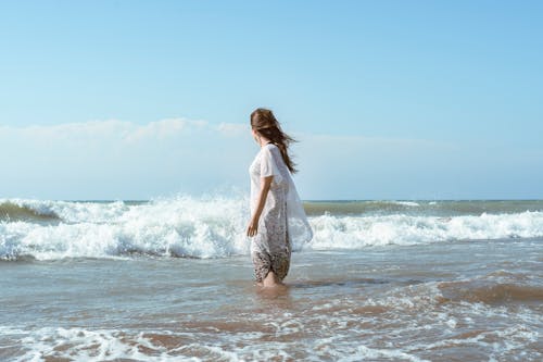 Ücretsiz ayakta, dalgalar, deniz kenarı içeren Ücretsiz stok fotoğraf Stok Fotoğraflar