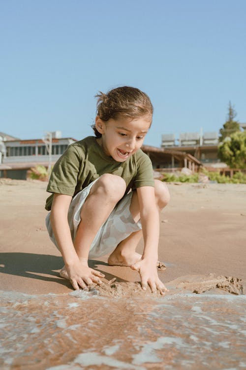 Darmowe zdjęcie z galerii z chłopak, piasek, pionowy strzał