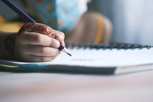 Foto profissional grátis de caderno, caligrafia, criança