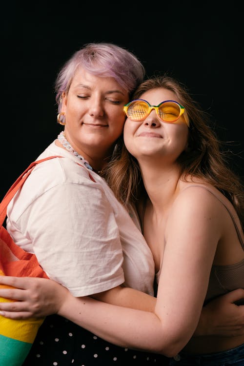 Free Foto profissional grátis de abraçando, afeição, cabelo roxo Stock Photo