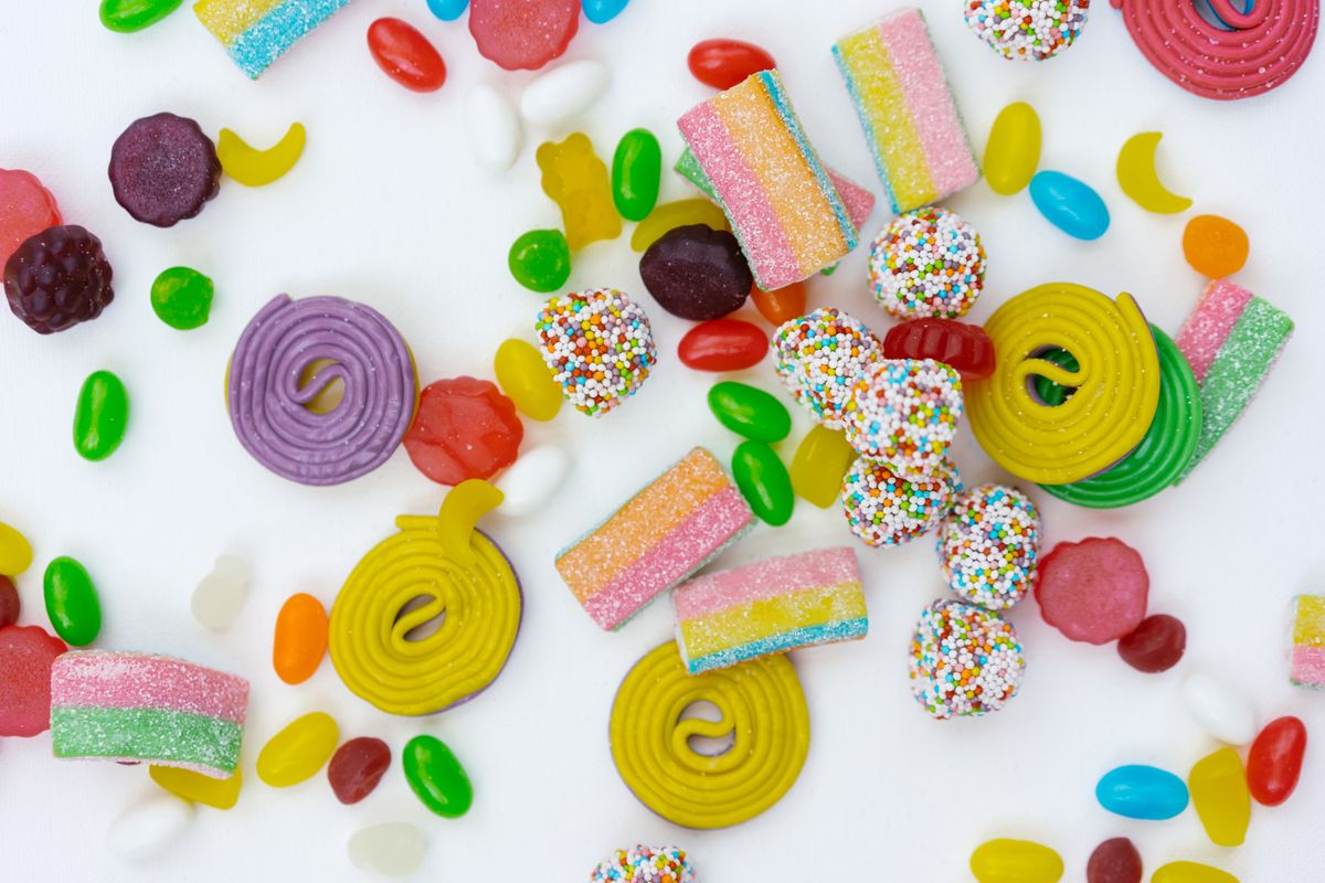 Renkli şeker ve meyve dolu bir masa üstten görünüm, Sweet Bonanza Türkiye Özel Sürüm temasını yansıtıyor