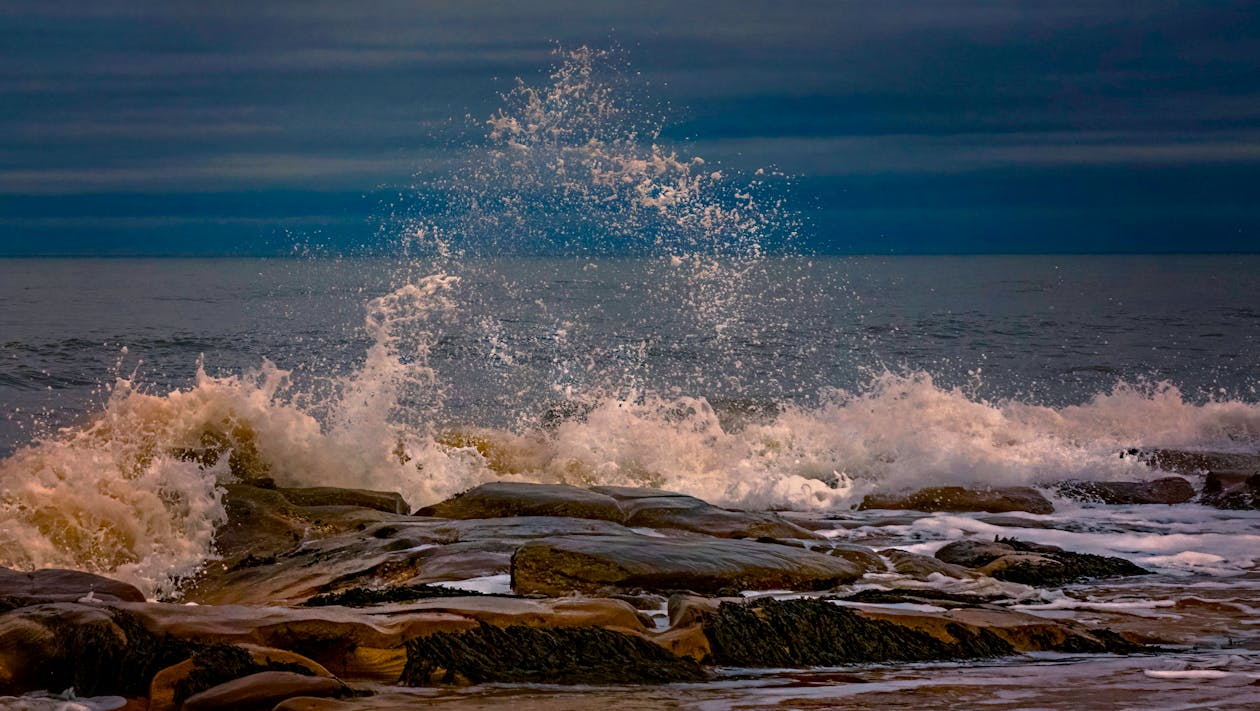 Foto profissional grátis de água, beira-mar, borrifando