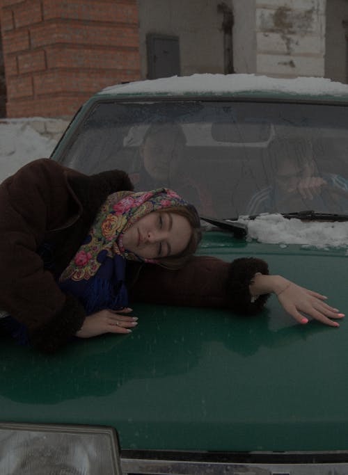 Безкоштовне стокове фото на тему «автомобіль, вертикальні постріл, жінка»