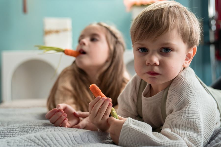 Kinder essen gemeinsam