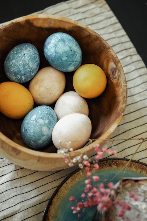 Foto profissional grátis de ovos pintados, páscoa, tigela de madeira