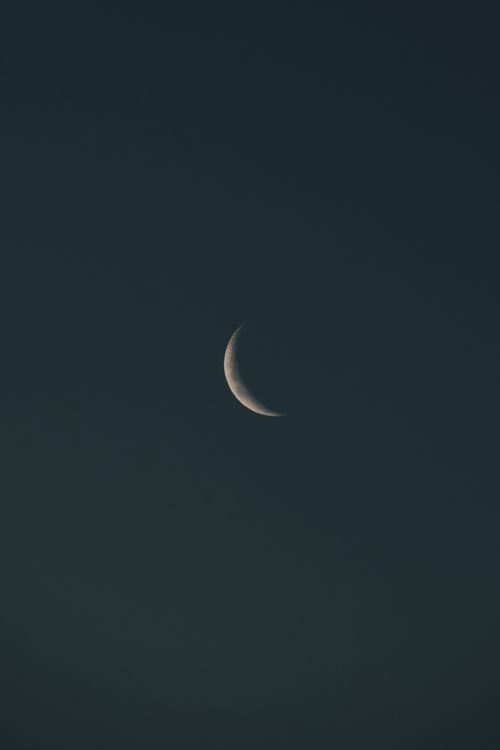 Free A tranquil crescent moon against a dark night sky, showcasing natural beauty. Stock Photo