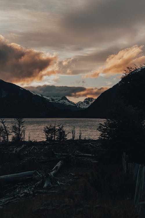 Безкоштовне стокове фото на тему «берег озера, гори, з підсвіткою»
