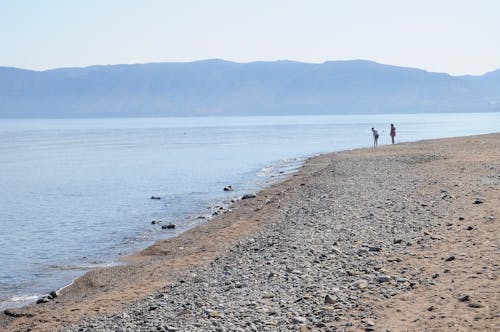 Бесплатное стоковое фото с горы, люди, море