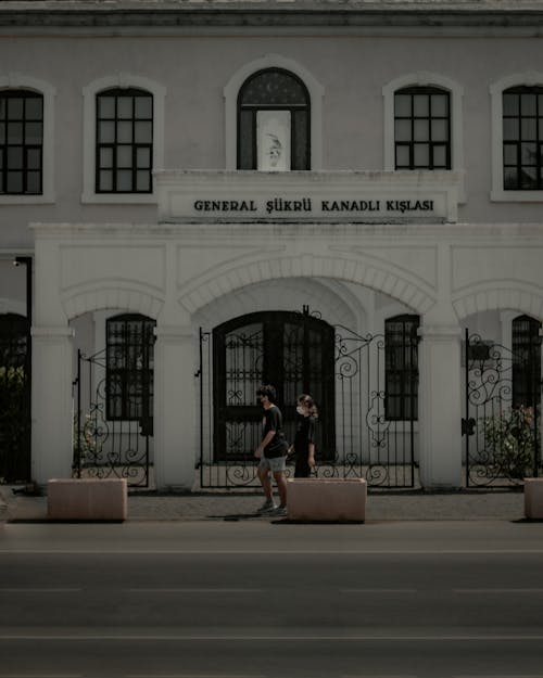 Foto profissional grátis de alameda, arquitetura, castanho