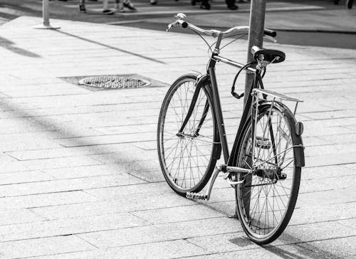 Gratis lagerfoto af cykel, gråtoneskala, parkeret Lagerfoto