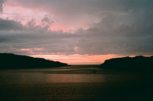 akşam karanlığı, dağlar, deniz içeren Ücretsiz stok fotoğraf