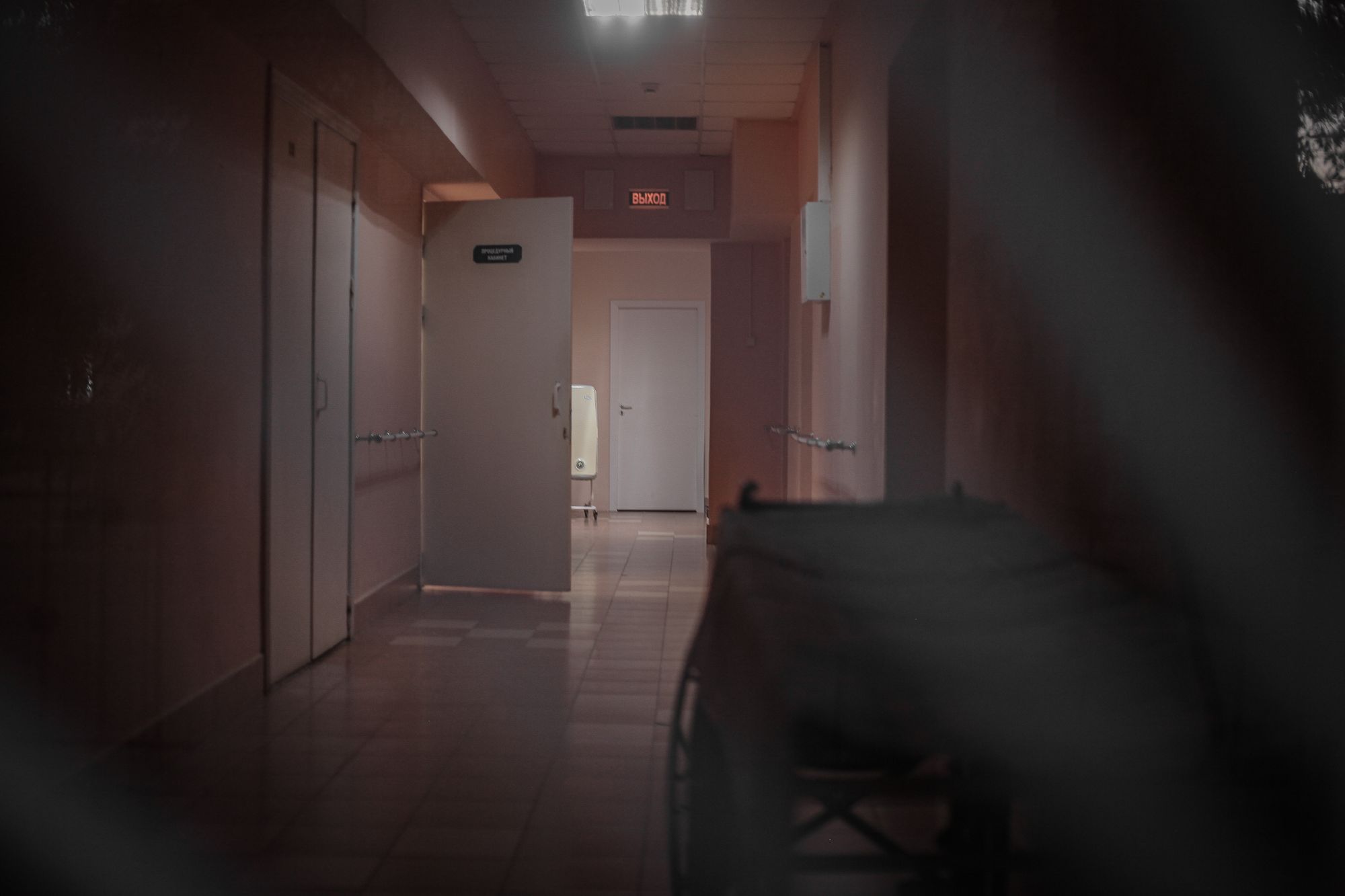 Pasillo vacío de un centro médico con iluminación tenue